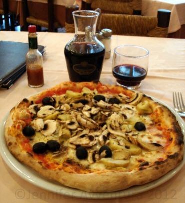 My first (ever) BIG Italian pizza in Milan